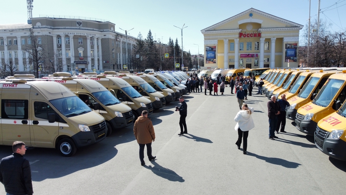 Губернатор Вадим Шумков вручил ключи от мобильных ФАПов, машин скорой помощи и школьных автобусов