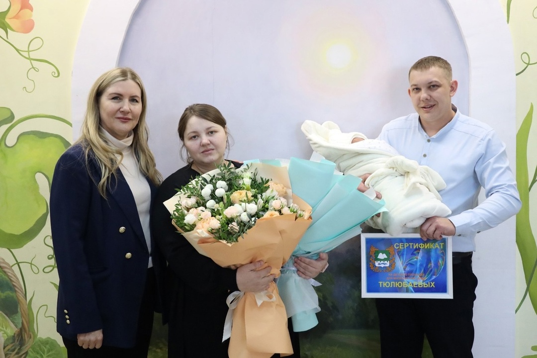 Губернатор Вадим Шумков поздравил многодетную семью Тюлюбаевых с рождением дочери.