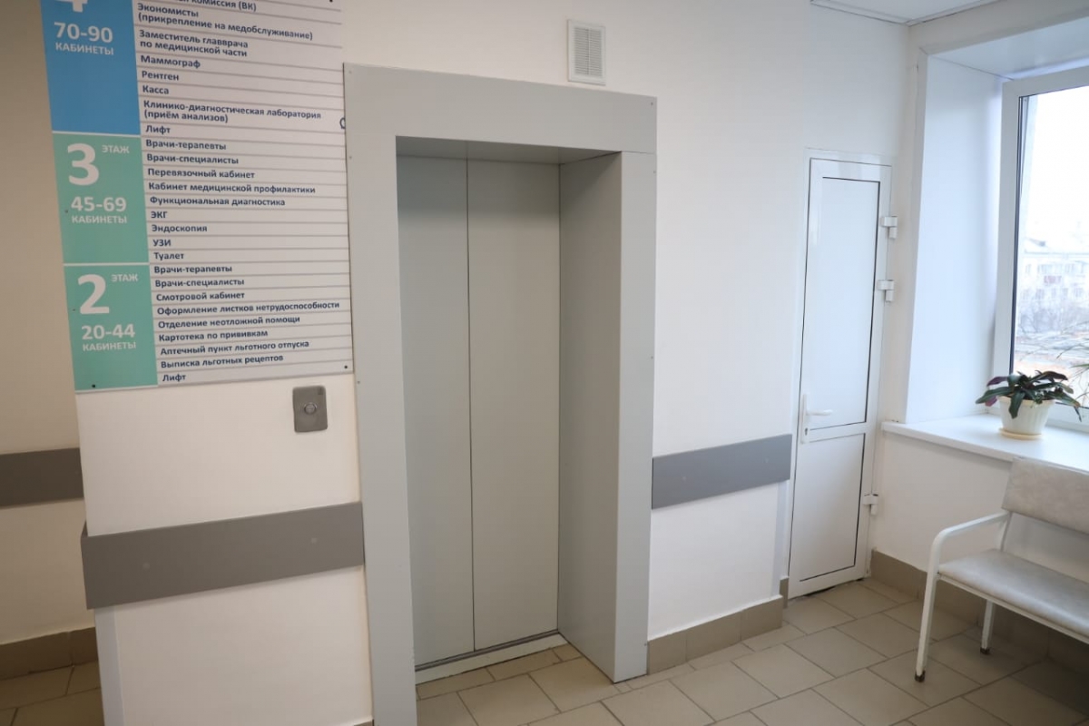 Полпред Владимир Якушев и губернатор Вадим Шумков оценили ремонт здания поликлиники Шадринска