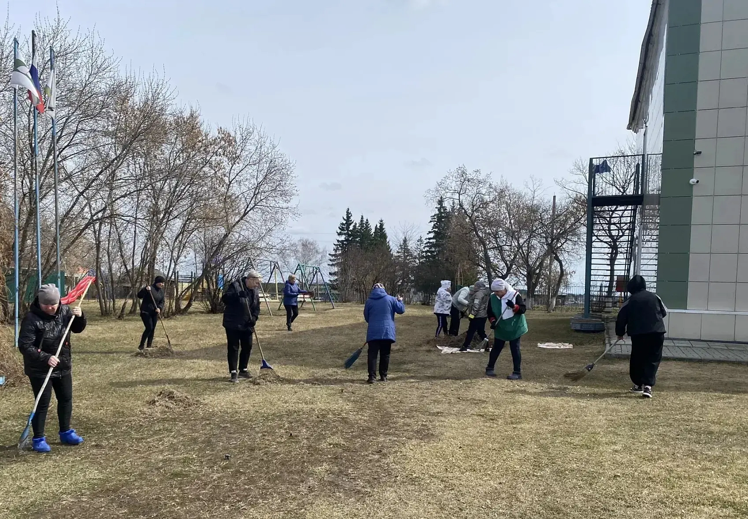 Коллективы медицинских организаций дружно и плодотворно продолжают уборку в рамках субботника.