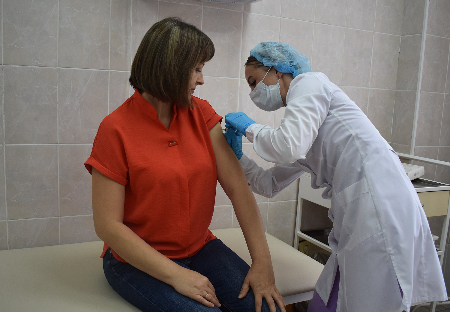 Сегодня главный врач Курганской поликлиники №1 Владимир Безлер вместе со своей семьей прошел вакцинацию от гриппа