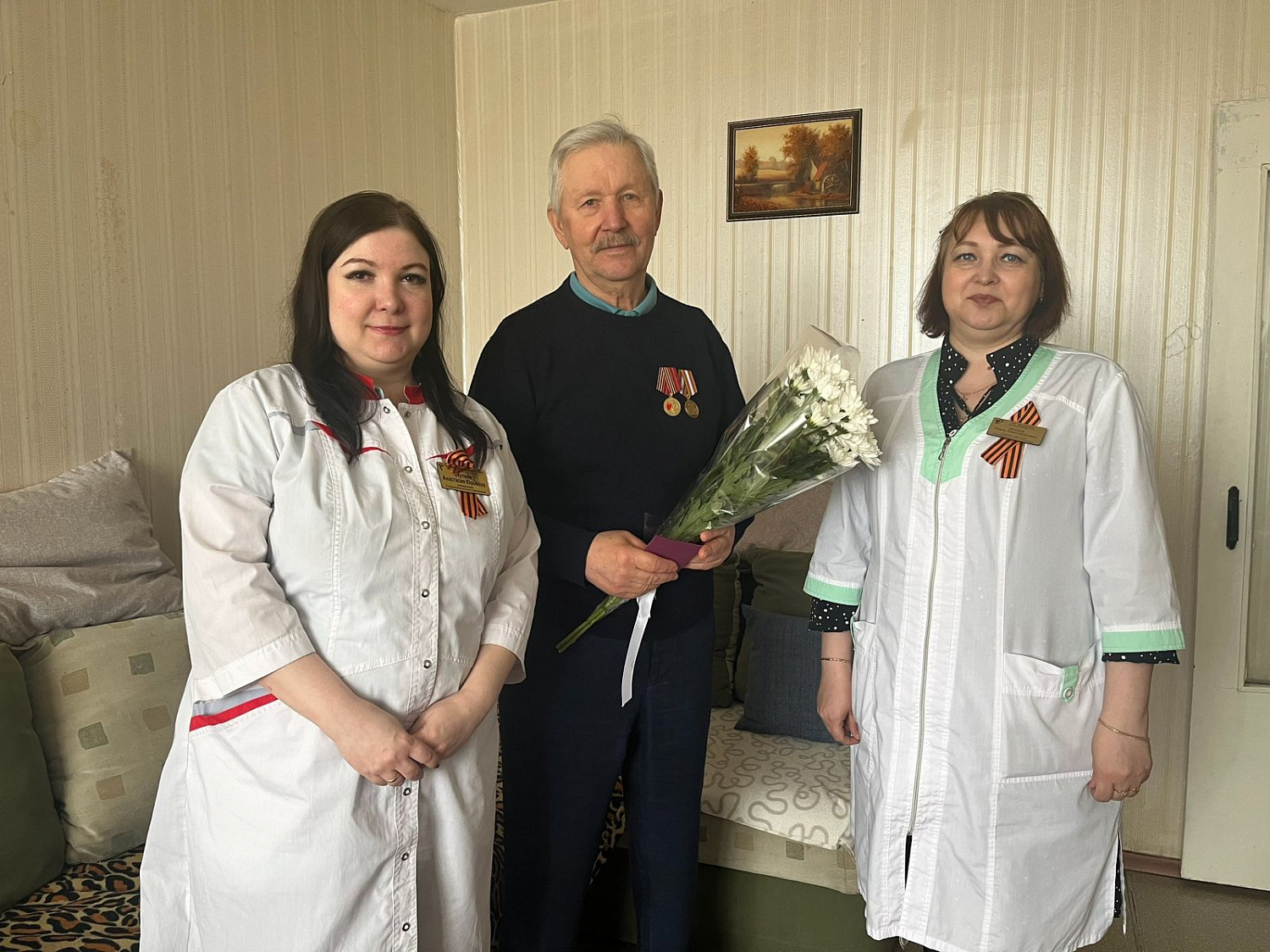 Сотрудники ГБУ «Курганская поликлиника №2» навестили ветеранов Великой Отечественной Войны
