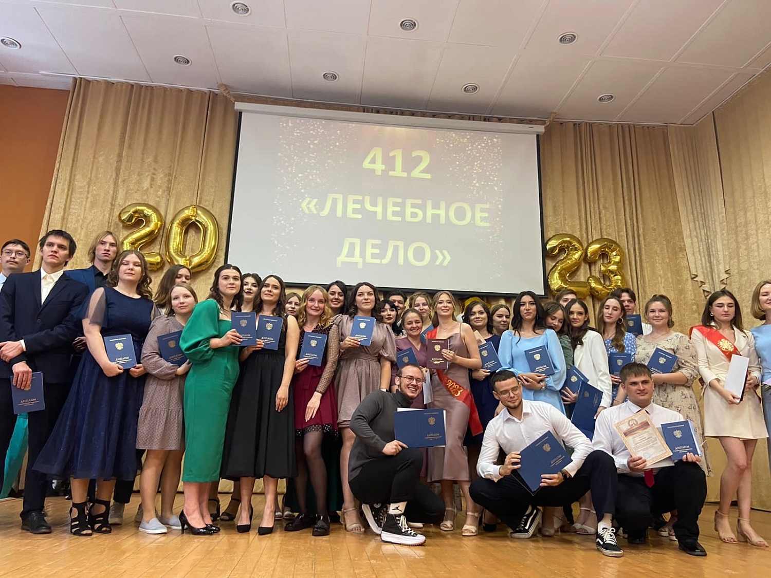 Сегодня, 27 июня, выпускникам Курганского базового медицинского колледжа торжественно вручили дипломы