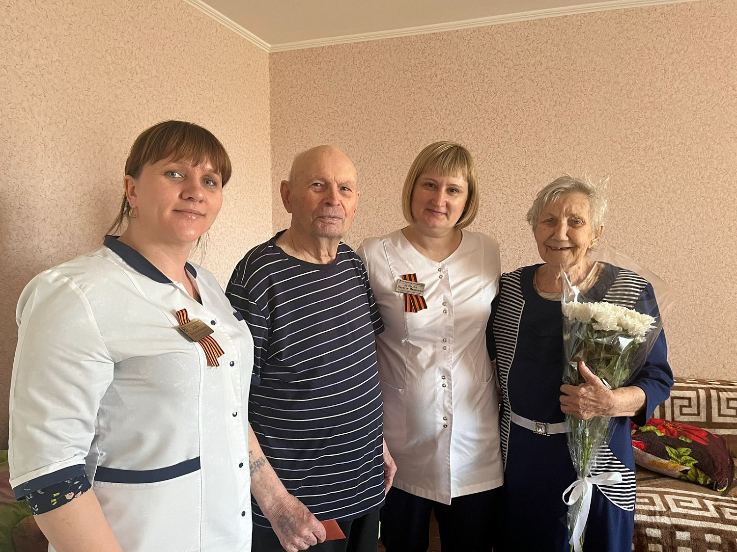 Сотрудники ГБУ «Курганская поликлиника №2» навестили ветеранов Великой Отечественной Войны