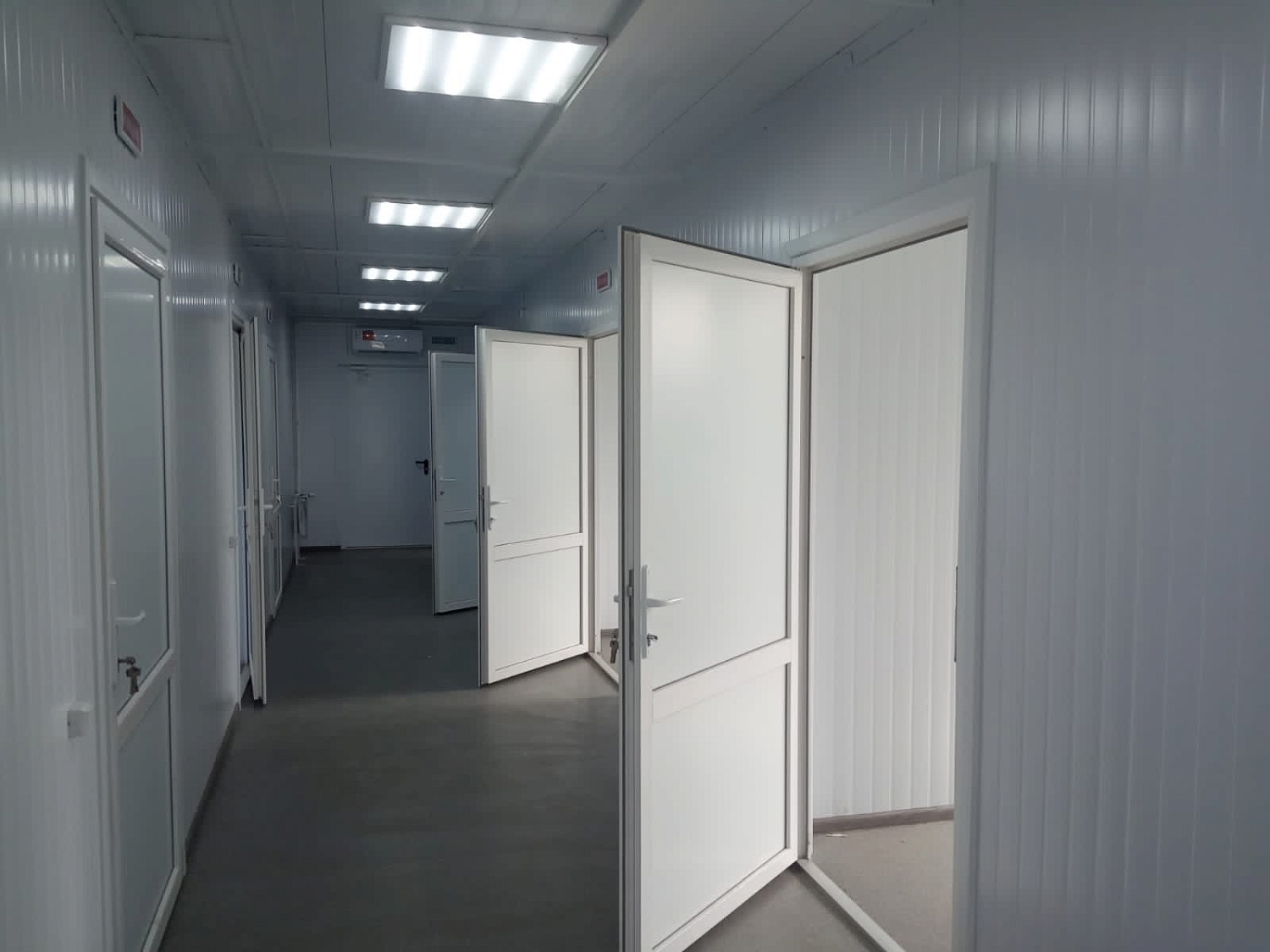 Завершены работы по монтажу модульного здания врачебной амбулатории в селе Новая Сидоровка Кетовского муниципального округа 