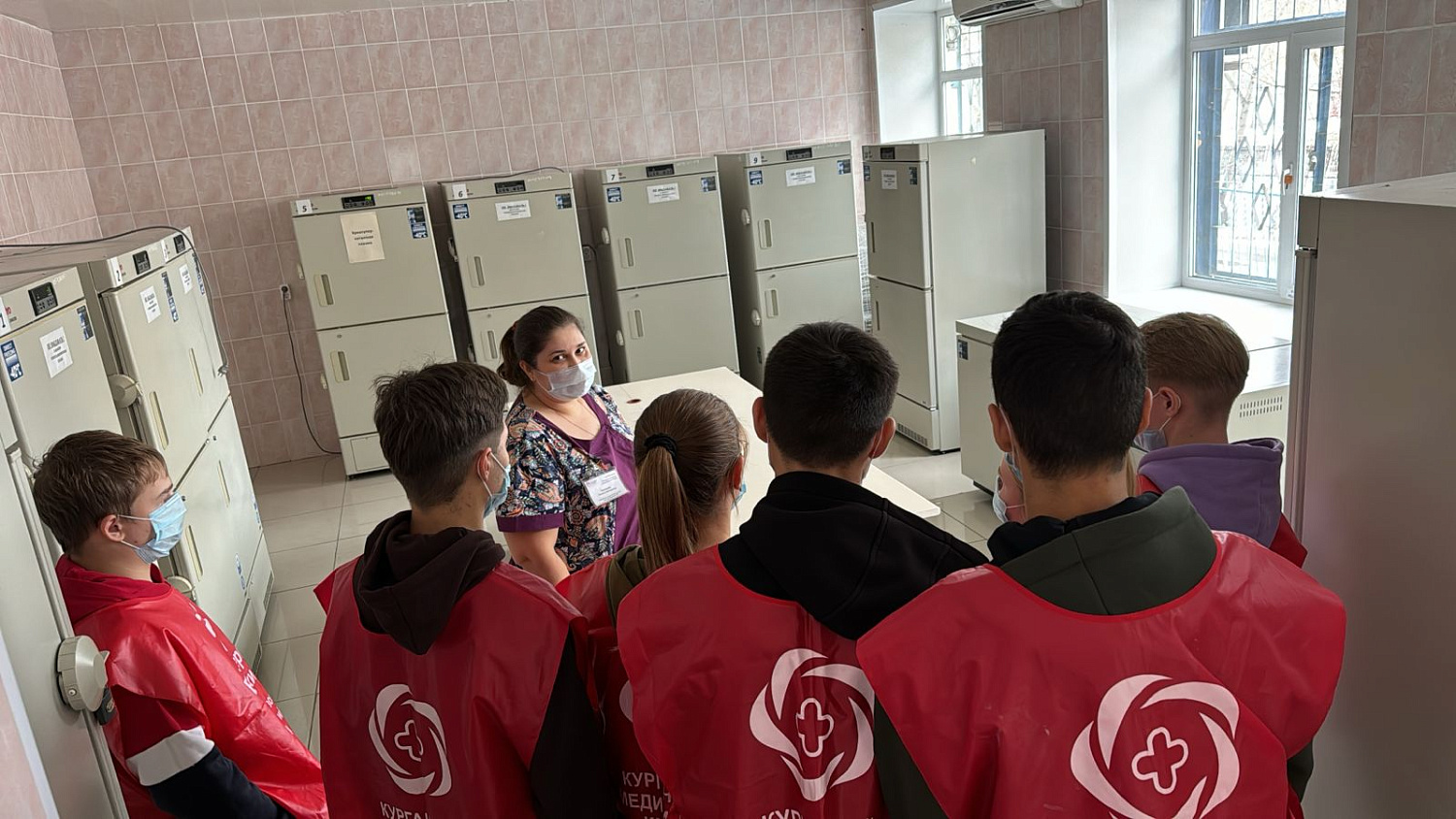 Студенты трудового отряда Курганского базового медицинского колледжа приняли участие в субботнике на территории Курганской областной станции переливания крови