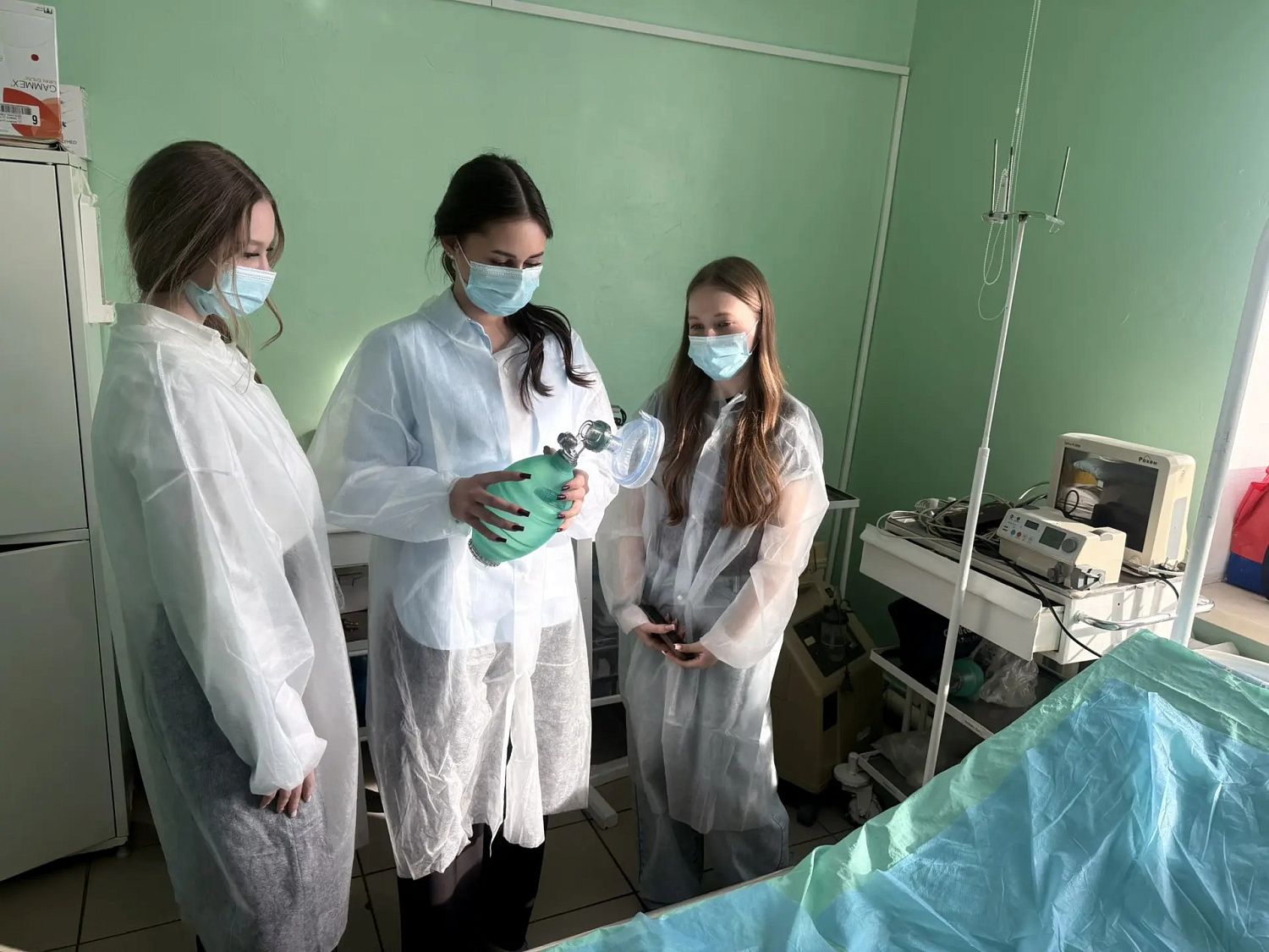 В рамках профориентационной работы в Межрайонной больнице №1 г.Макушино проведен «День открытых дверей» для учащихся 10-11 классов.