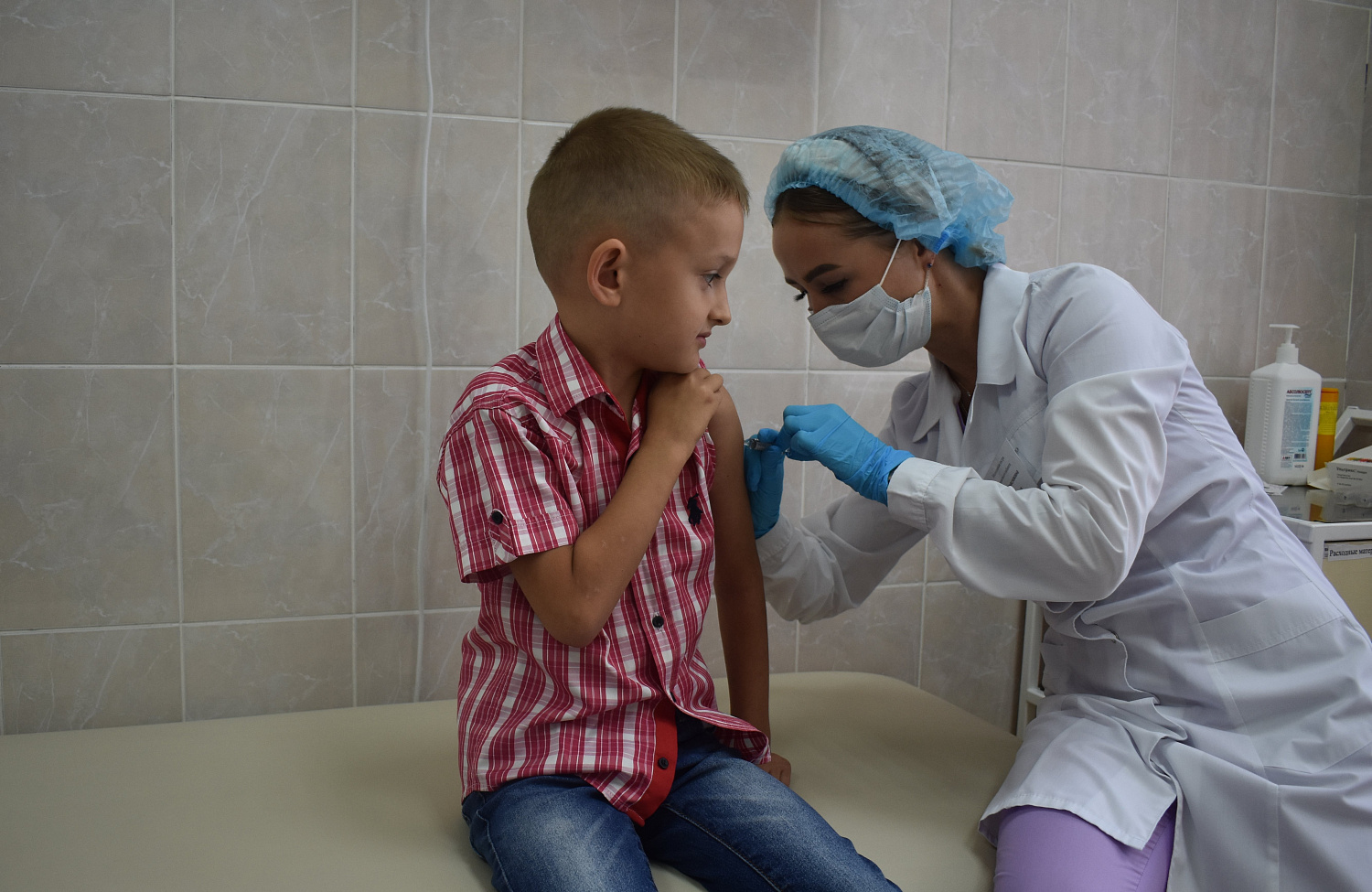 Сегодня главный врач Курганской поликлиники №1 Владимир Безлер вместе со своей семьей прошел вакцинацию от гриппа