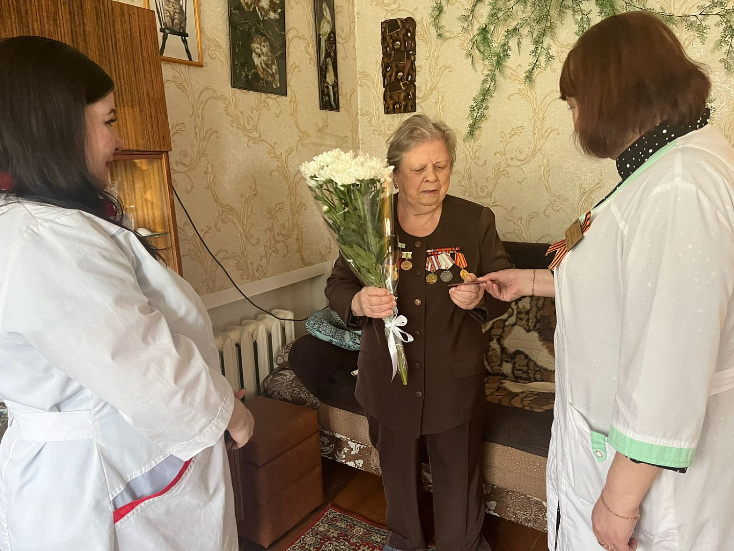 Сотрудники ГБУ «Курганская поликлиника №2» навестили ветеранов Великой Отечественной Войны