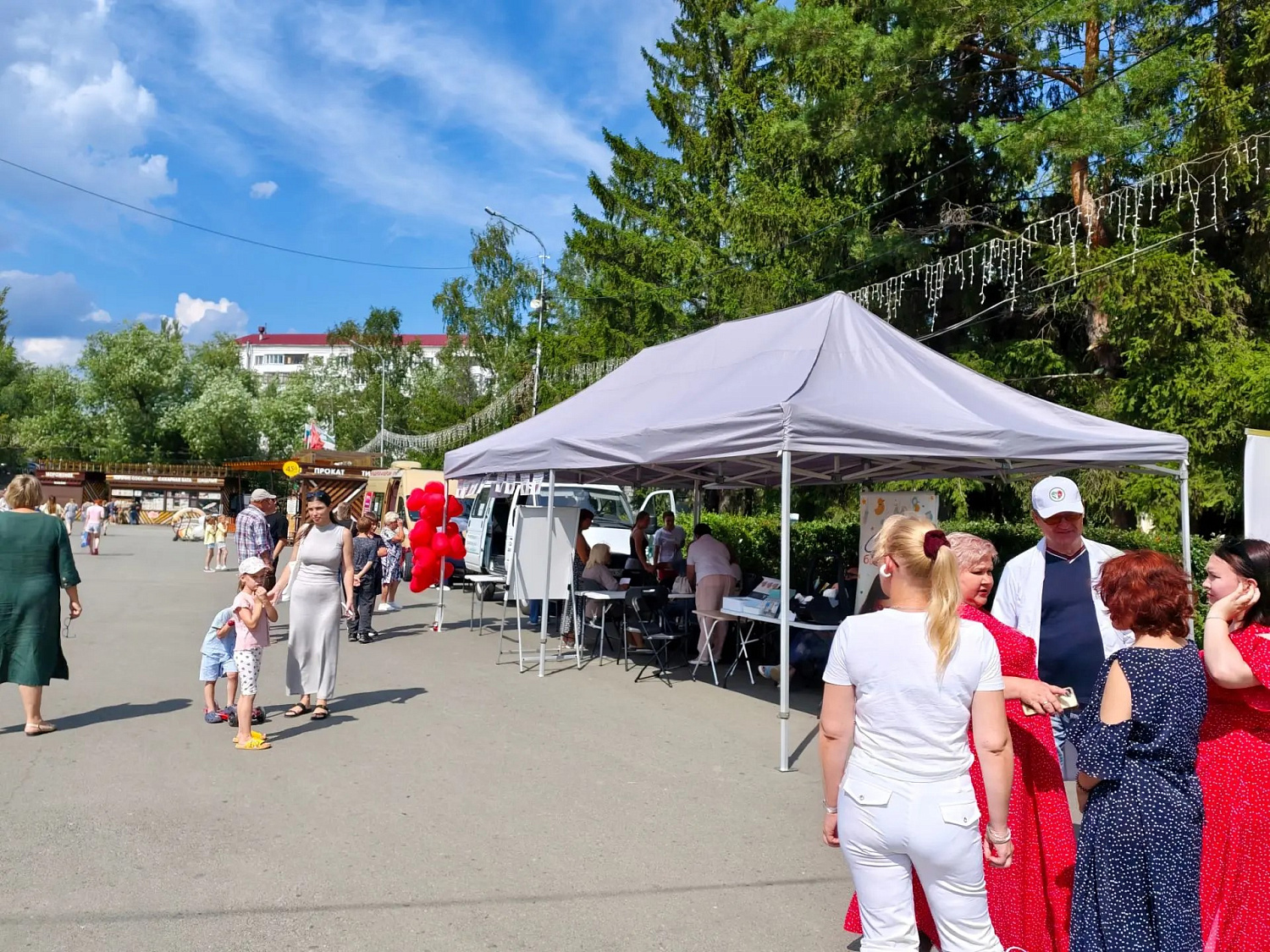 17 июля в Центральном парке культуры и отдыха города Кургана прошёл областной Фестиваль семейного творчества «Семья — малая Родина», посвящённый Дню семьи, любви и верности