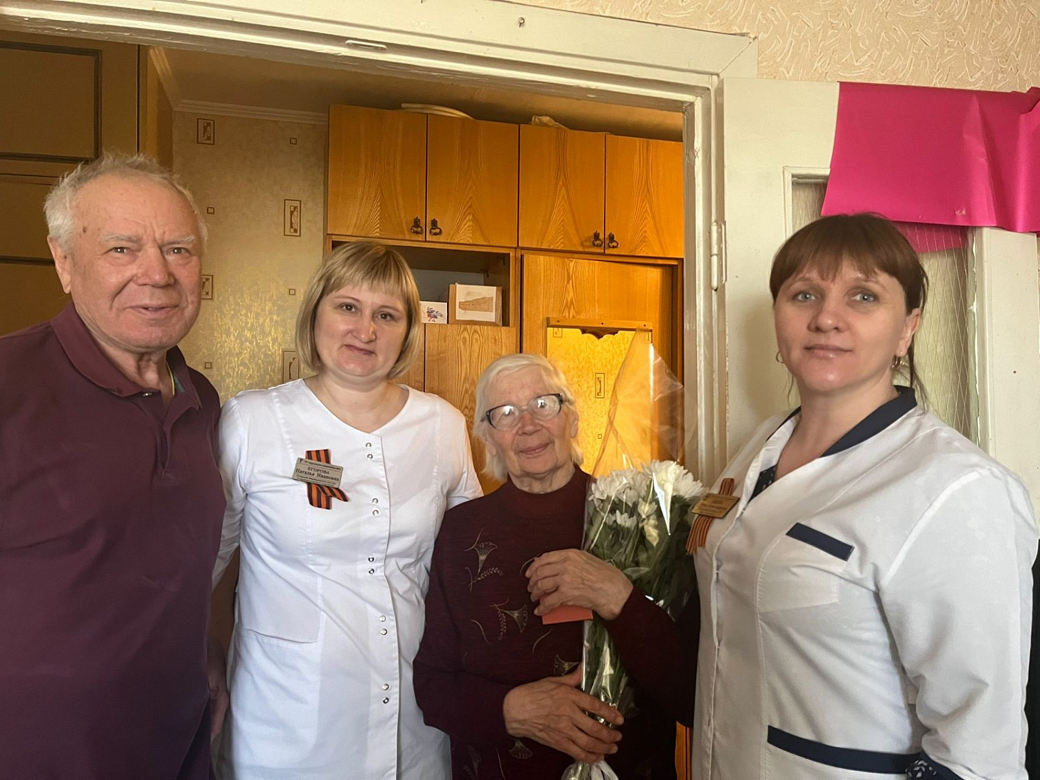Сотрудники ГБУ «Курганская поликлиника №2» навестили ветеранов Великой Отечественной Войны