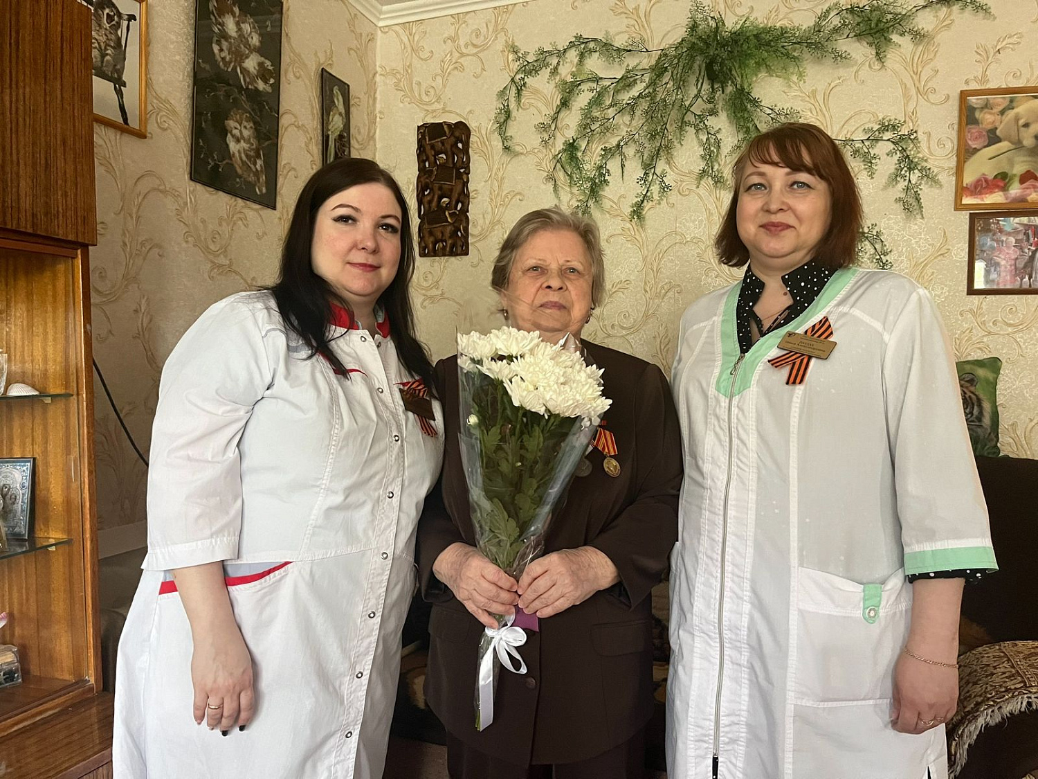 Сотрудники ГБУ «Курганская поликлиника №2» навестили ветеранов Великой Отечественной Войны