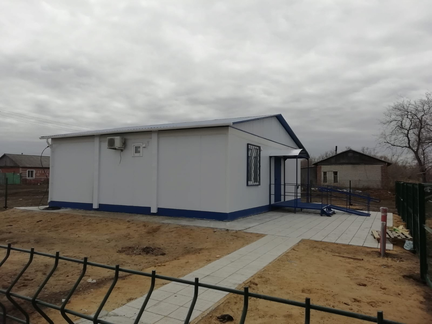 В деревне Жаворонки Звериноголовского муниципального округа завершены работы по монтажу фельдшерского-акушерского пункта
